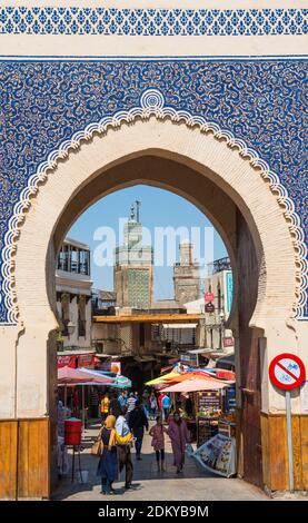 La porta Bab Bou Jeloud conduce nella vecchia medina di Fes, Marocco. È anche conosciuta come la porta Blu di Fes. Foto Stock