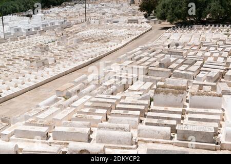 Tombe bianche nel cimitero ebraico di Fes, Marocco Foto Stock