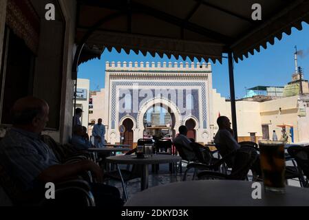 La porta Bab Bou Jeloud conduce nella vecchia medina di Fes, Marocco. È anche conosciuta come la porta Blu di Fes. Vista dalla terrazza di una casa da tè Foto Stock