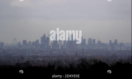 Lo skyline di Londra, visto da Epsom, Surrey, che si è spostato nel più alto livello di restrizioni di coronavirus a causa di tassi di casi alle stelle. Foto Stock