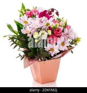 Gerbere rosa, rose, eustoma e foglie verdi in una scatola rosa su sfondo bianco. Foto Stock