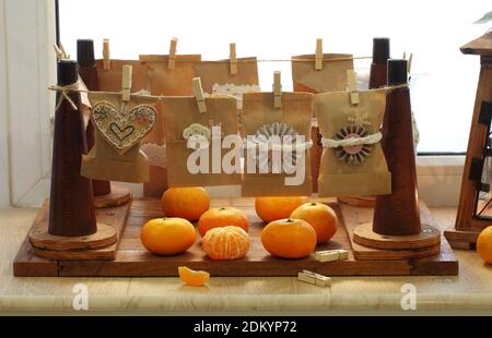 Calendario dell'avvento fatto di buste di carta artigianali Foto Stock