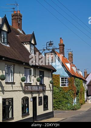 Un'antica locanda situata in una pittoresca strada del periodo e colorate proprietà del patrimonio, nella Città del mercato di Bungay, Suffolk, Inghilterra, Regno Unito Foto Stock