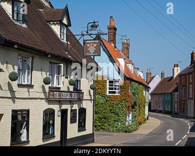 Un'antica locanda situata in una pittoresca strada del periodo e colorate proprietà del patrimonio, nella Città del mercato di Bungay, Suffolk, Inghilterra, Regno Unito Foto Stock