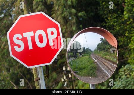 Indicazioni per l'arresto prima di attraversare i cingoli Foto Stock