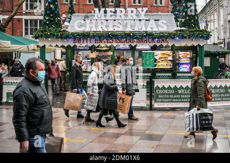 Clienti a Cardiff. In Galles è stato chiesto di limitare il mescolamento nel periodo natalizio prima che il paese salti al suo terzo blocco dal dicembre 28. Foto Stock