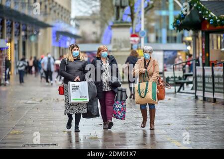 Clienti a Cardiff. In Galles è stato chiesto di limitare il mescolamento nel periodo natalizio prima che il paese salti al suo terzo blocco dal dicembre 28. Foto Stock