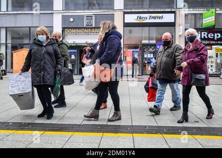 Clienti a Cardiff. In Galles è stato chiesto di limitare il mescolamento nel periodo natalizio prima che il paese salti al suo terzo blocco dal dicembre 28. Foto Stock