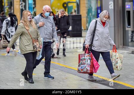 Clienti a Cardiff. In Galles è stato chiesto di limitare il mescolamento nel periodo natalizio prima che il paese salti al suo terzo blocco dal dicembre 28. Foto Stock