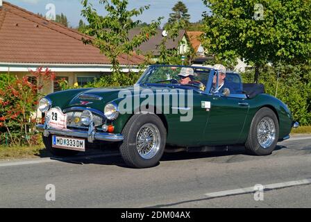 Reisenberg, Austria - 07 ottobre 2006: Laxenburg Classic - un evento motoristico annuale per auto d'epoca sulle strade pubbliche della bassa Austria, Austin Healy Foto Stock