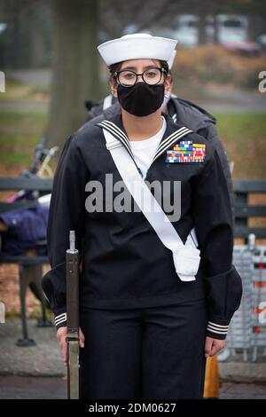 Gli adolescenti del corpo Navale Cadet degli Stati Uniti marciano e fanno esercitazioni vicino all'Unisfero nel Parco Corona di Flushing Meadows a Queens, New York City. Foto Stock