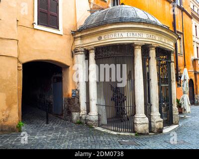 Il Tempio del Carmelo, eretto nel 1759 da una famiglia di alimentari per proteggere un'immagine dedicata a S. Maria del Carmine, si trova nel ghetto ebraico - Roma, Italia Foto Stock