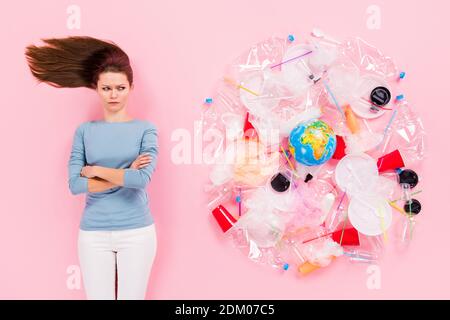 Vista dall'alto sopra il concetto di giacitura piatta ad angolo alto di lei bella moody attraente volontario ragazza piegato braccia decisione scelta rifiuto plastica Foto Stock