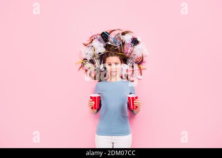 Vista dall'alto sopra il concetto di giacitura piatta ad angolo alto di responsabile ragazza cosciente con la roba di rifiuto in capelli che tiene dentro decisione sulla soluzione dei punzoni per le mani Foto Stock