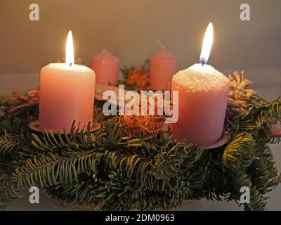 Der Zweite Advent, Adventskranz mit Zwei Brennenden Kerzen Foto Stock