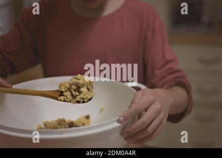 preparare biscotti al cioccolato e mescolare l'impasto Foto Stock