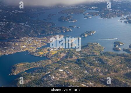 Vista attraverso la finestra in aereo fino a Bergen Norvegia Foto Stock