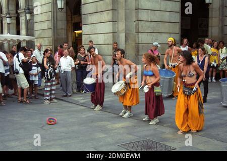 Il gruppo di percussioni si esibisce a Plaça Reial, Barri Gòtic, Barcellona, Catalogna, Spagna Foto Stock