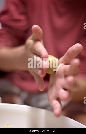 preparare biscotti al cioccolato e mescolare l'impasto Foto Stock