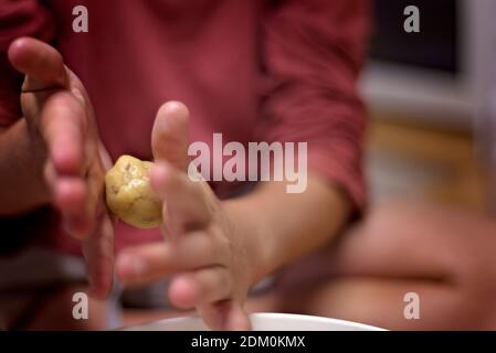 preparare biscotti al cioccolato e mescolare l'impasto Foto Stock