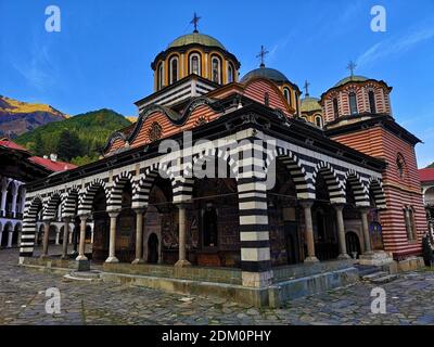 Una vista dei dettagli architettonici dell'imponente monastero collinare di Rila in Bulgaria. Foto Stock