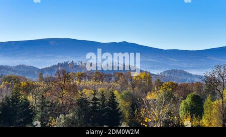 Un paesaggio montano in autunno. Monti Karkonosze in Polonia. Foto Stock