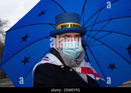 14. Dicembre 2020, Inghilterra, Londra: Steve Bray, il manifestante anti-Brexit fuori dalle Camere del Parlamento. --- in questa foto: Steven Bray Foto Stock