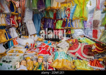 La Paz, Bolivia. 15 Dic 2020. Una donna in maschera attende i clienti in un mercatino di Natale che è stato permesso di aprire nonostante la pandemia di Corona. Il governo di la Paz sta considerando misure anti-corona più severe a causa di un aumento del numero di persone infette. Secondo i dati ufficiali, 147,345 persone sono state infettate da Covid-19 a livello nazionale. Il tasso di mortalità ufficiale è del 6.12%. Credit: Radoslaw Czajkowski/dpa/Alamy Live News Foto Stock