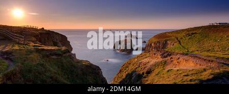 Land's End, Regno Unito - 14 ottobre 2020: Tramonto d'autunno sulla fine di Land con la casa di luci delle navi da palangari, la roccia Armed Knight e l'ar naturale Enys Dodnan Foto Stock