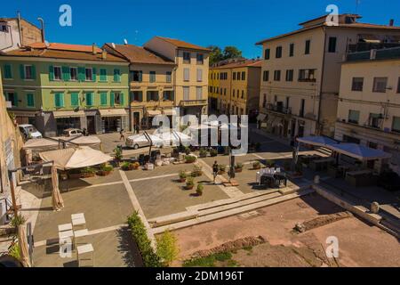 Grosseto,Italia-4 settembre 2020 Piazza del sale nel centro di Grosseto in Toscana. I resti di un fienile di sale 14 ° secolo in primo piano a destra Foto Stock