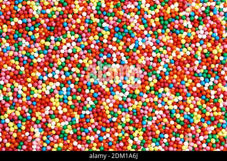 Sfondo di colorate caramelle a forma rotonda riempite di cioccolato, palline multicolore. Foto Stock