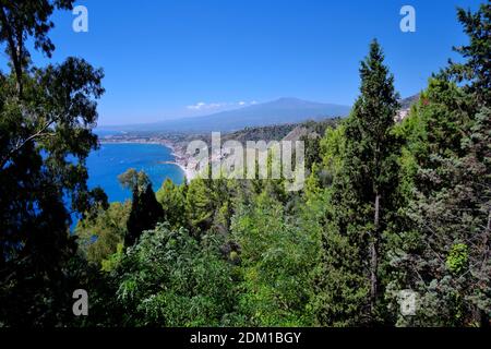 Vista sull'Etna e sulla costa orientale della Sicilia da Taormina punto di riferimento del turismo siciliano Foto Stock