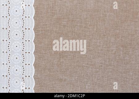 Tessuto di lino naturale con pizzo bianco sul lato sinistro Foto Stock