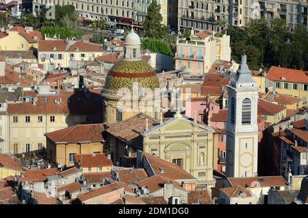 Vista sulla Cattedrale barocca di Nizza o su Saint Reparata (1650-1699), il Duomo e il Campanile, nella Città Vecchia o sul Vieux-Nice Alpes-Maritimes France Foto Stock