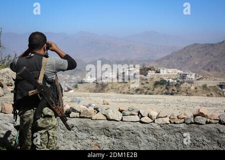 Taiz   Yemen   07 febbraio 2017 : combattimenti soldato nelle file del legittimo esercito contro le milizie al-Houthi ad ovest di Taiz City. Foto Stock