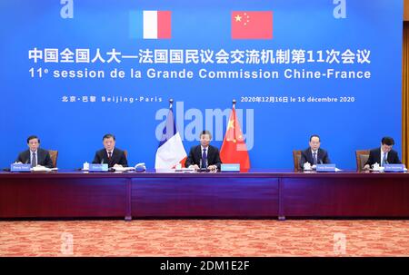Pechino, Cina. 16 Dic 2020. Li Zhanshu, presidente del Comitato permanente del Congresso Nazionale del Popolo (NPC), si rivolge via video alla cerimonia di apertura dell'undicesima riunione del meccanismo di scambio parlamentare tra gli organi legislativi della Cina e della Francia a Pechino, capitale della Cina, il 16 dicembre 2020. Credit: Ding Haitao/Xinhua/Alamy Live News Foto Stock