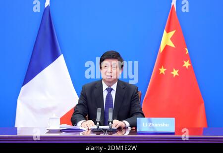 Pechino, Cina. 16 Dic 2020. Li Zhanshu, presidente del Comitato permanente del Congresso Nazionale del Popolo (NPC), si rivolge via video alla cerimonia di apertura dell'undicesima riunione del meccanismo di scambio parlamentare tra gli organi legislativi della Cina e della Francia a Pechino, capitale della Cina, il 16 dicembre 2020. Credit: Ding Haitao/Xinhua/Alamy Live News Foto Stock