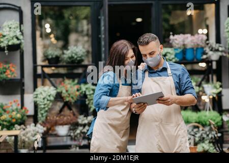 Assistenza e lavoro con fiori, dispositivi online durante la pandemia COVID-19 Foto Stock