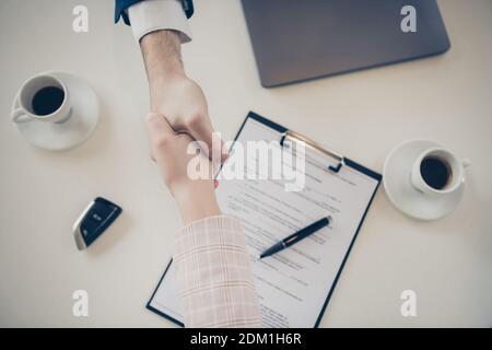 Vista ravvicinata dell'accordo aziendale di alto livello per la gestione delle mani assunzione di nuovo agente specialista broker consulente di vendita su tavolo da lavoro desktop Foto Stock