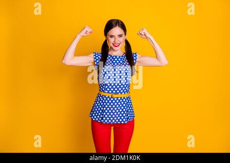 Ritratto di lei bella bella bella bella forte successo allegra ragazza allegra che dimostra muscoli modello isolato brillante brillante brillante brillare Foto Stock