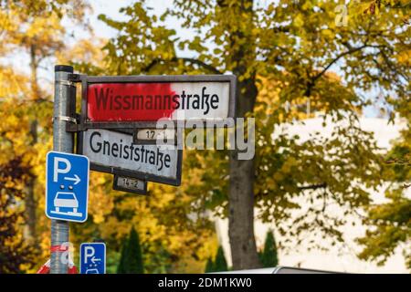 Wissmannstrasse am Koenigssee a Grunewald, Bezirk Wilmersdorf-Charlottenburg. Benannt nach dem Kolonialgouverneur Hermann von Wissmann. Die gleichnah Foto Stock