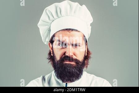 Ritratto di un cuoco serio. Cuoco, cuochi o panettiere con bearded. Cuochi maschi bearded isolati Foto Stock