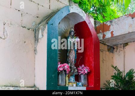 Piccolo altare con i colori della bandiera messicana, Merida messico Foto Stock