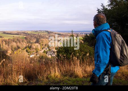 Un escursionista che si affaccia sul paesaggio South Downs National Park da Selborne Common, Hampshire, Regno Unito, dicembre 2020 Foto Stock