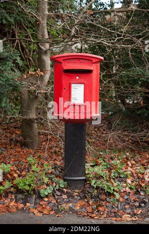 E2R Pedestal post box from 1990s, Royal mail postbox on post in country lane, Hampshire, UK, December 2020 Stock Photo