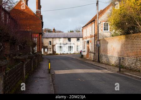 Guardando verso nord su Selborne Road B3006, Selborne Village, Hampshire, Regno Unito, autunno, dicembre 2020 Foto Stock