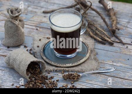Löwenzahn-Kaffee, Löwenzahn-Tee, Heiltee, Kräutertee, Wurzelkaffee, Wurzel-Kaffee, Kaffee, Kaffeeersatz, Kaffee-Ersatz, Tee, Wurzeltee aus gerösteten Foto Stock