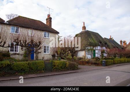 Case lungo la strada nel villaggio di Selborne, Hampshire, Regno Unito, autunno dicembre 2020 Foto Stock