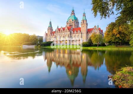 Hannover, Germania. Edificio del nuovo Municipio che si riflette in acqua al tramonto (immagine HDR) Foto Stock