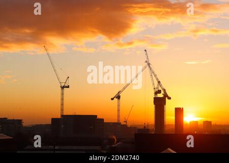 Sunrise Behind Monk Bridge sviluppo nel centro di Leeds. Foto Stock